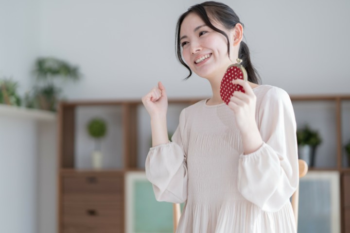 財布を持つ　アジア人女性