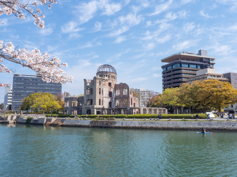 広島平和記念公園の桜と原爆ドーム