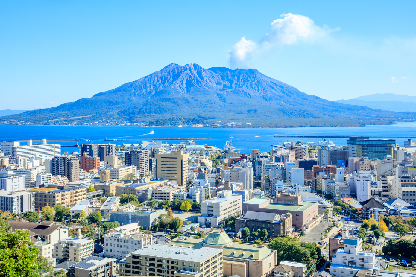 秋の城山公園展望台から見た桜島と景色　鹿児島県鹿児島市　Sakurajima and the scenery seen from the Shiroyama Park observation deck in autumn. Kagoshima Pref, Kagoshima City.