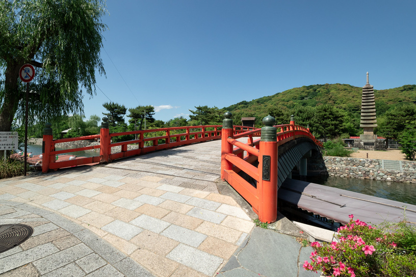 喜撰橋と十三重石塔 宇治市