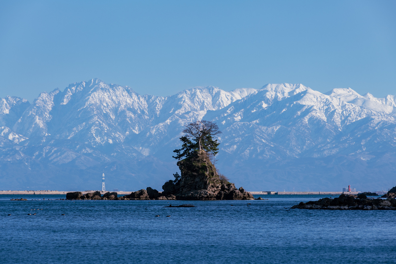 雨晴海岸・女岩と立山連峰