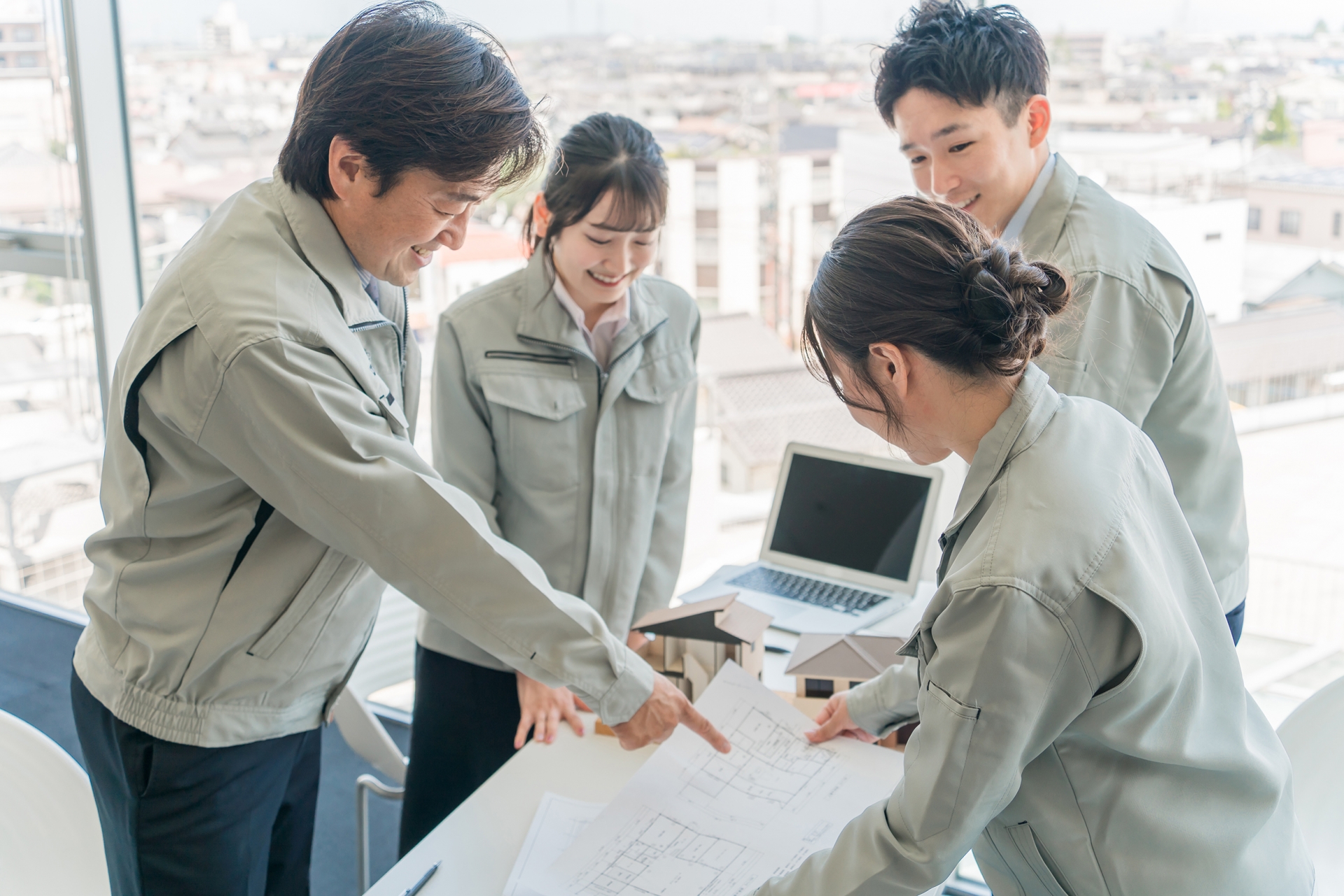 打ち合わせ中のエコキュート専門業者